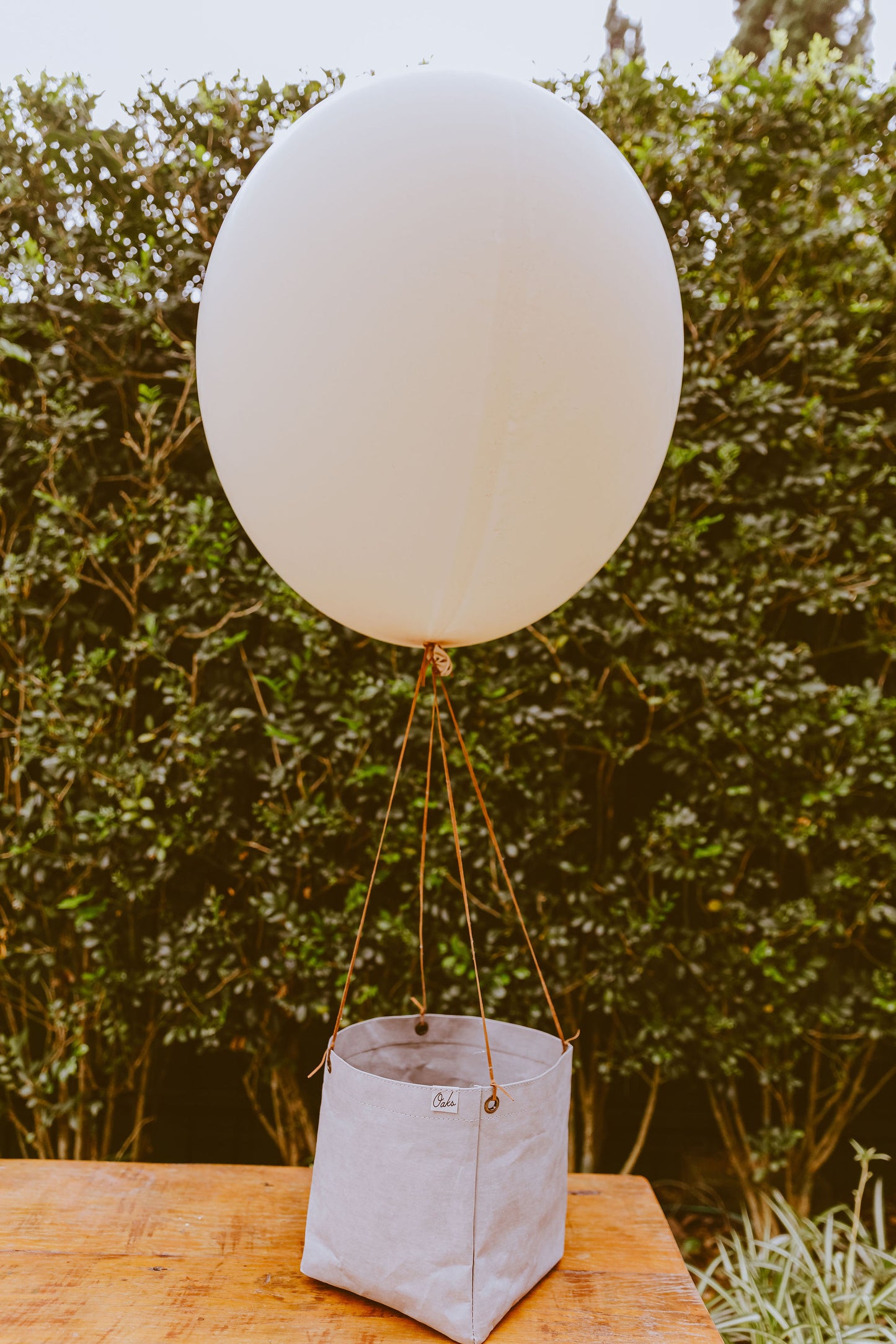 Cesto Redondo em Papel Vegano Cinza com Balão Cru