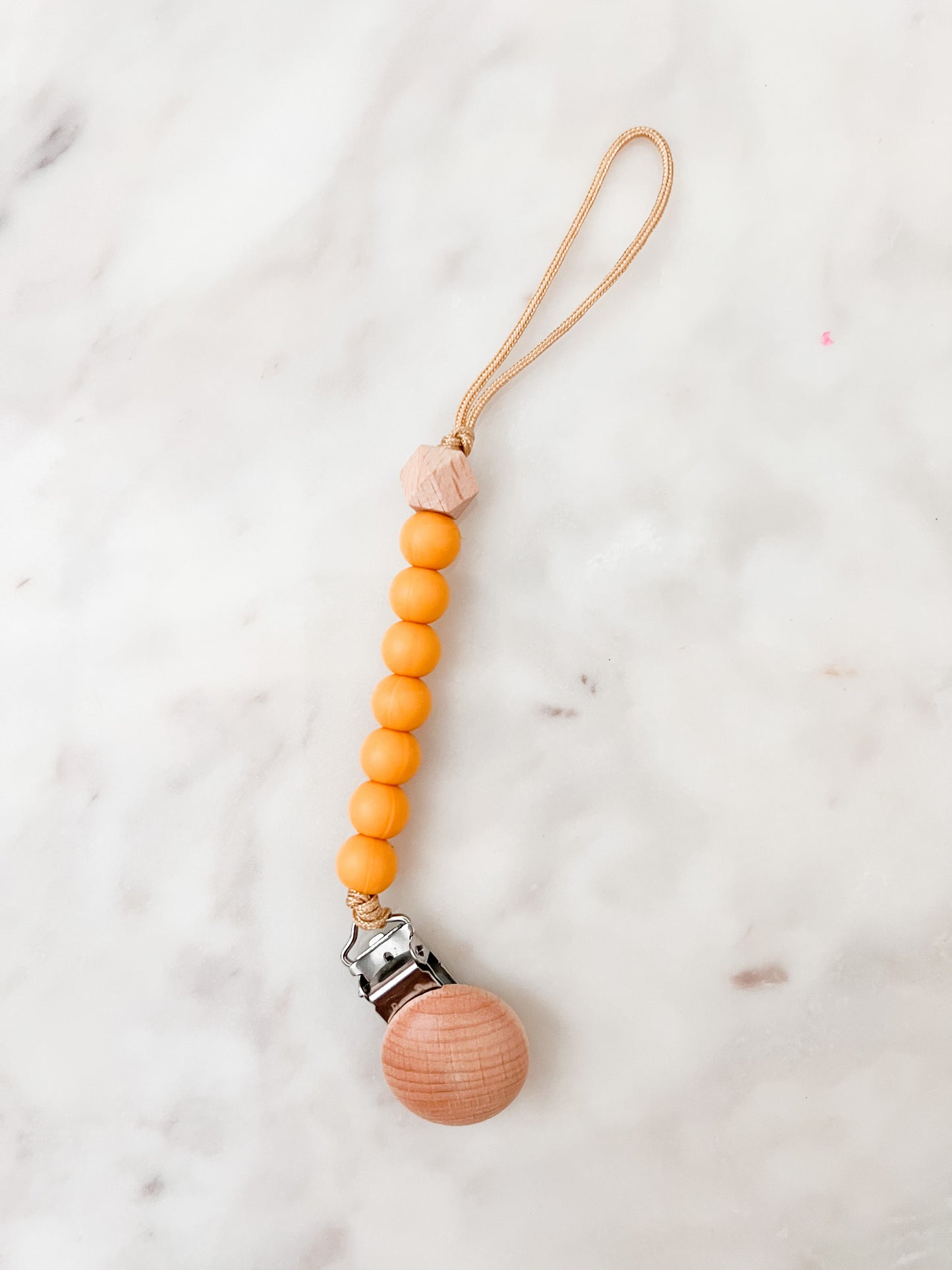 Prendedor de chupeta amarelo