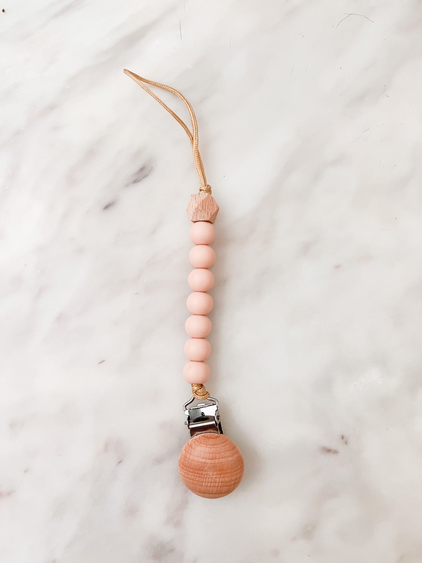 Prendedor de chupeta rosa claro